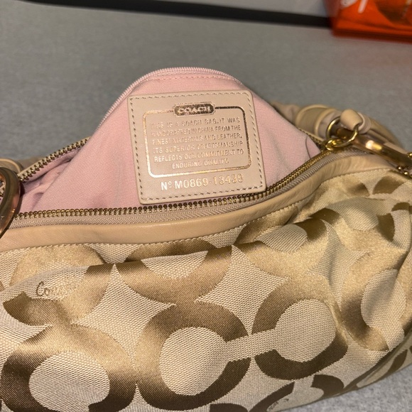 Coach 2008 Beige and Gold Shoulder Bag EUC rose gold hardware - Picture 5 of 14